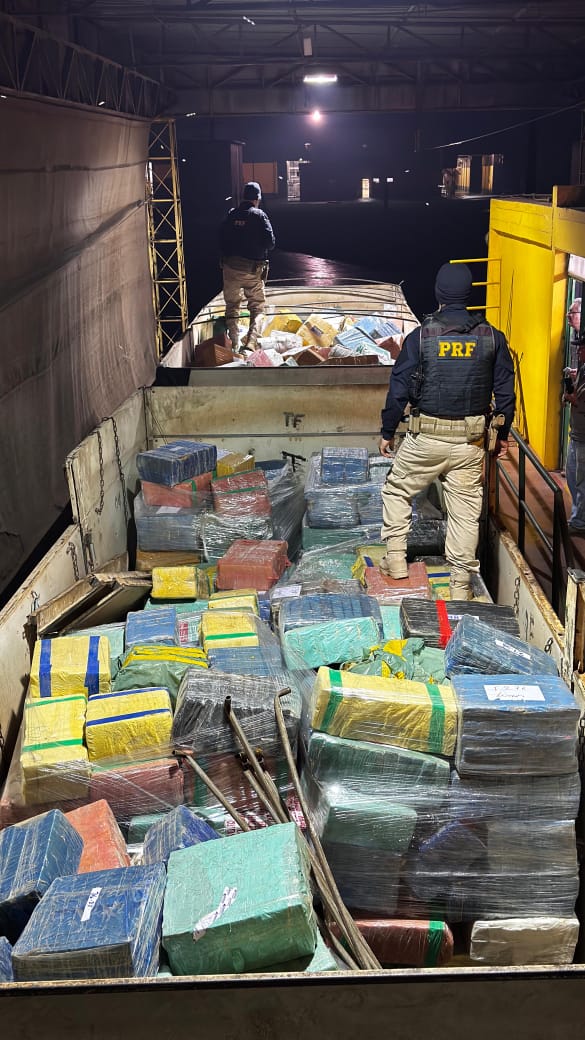 caminhoneiro-e-preso-com-mais-de-17-toneladas-de-maconha-escondidas-em-carga-de-milho