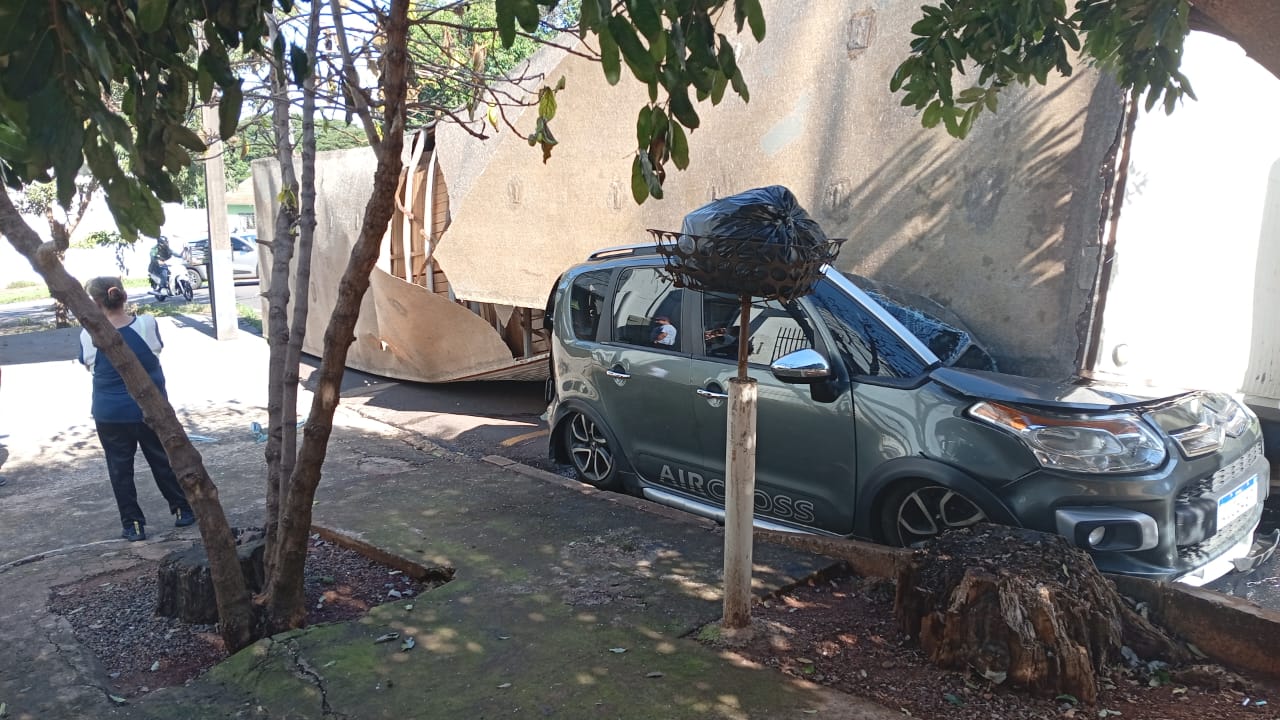 carro-e-esmagado-durante-tombamento-de-carreta