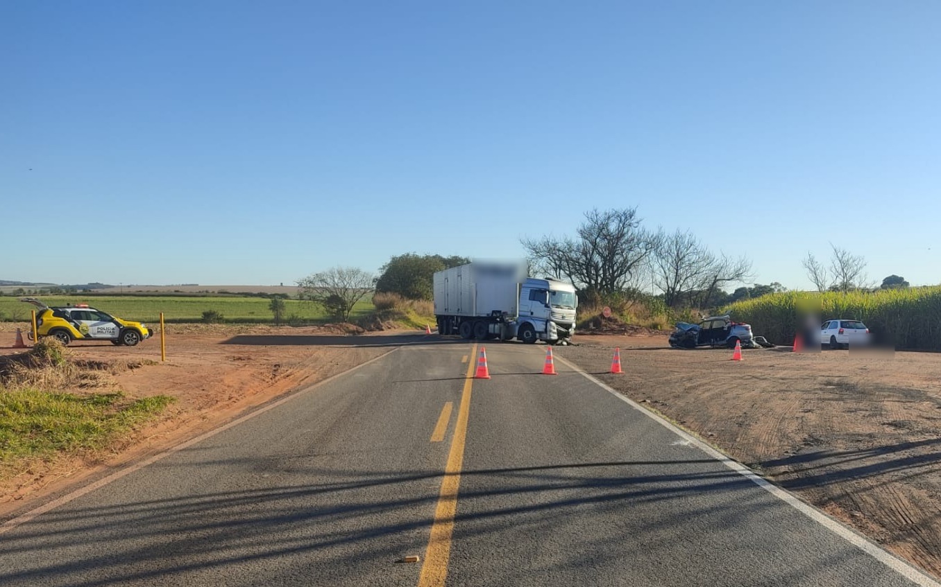 colisao-entre-caminhao-e-carro,-deixa-duas-pessoas-feridas,-na-pr-317