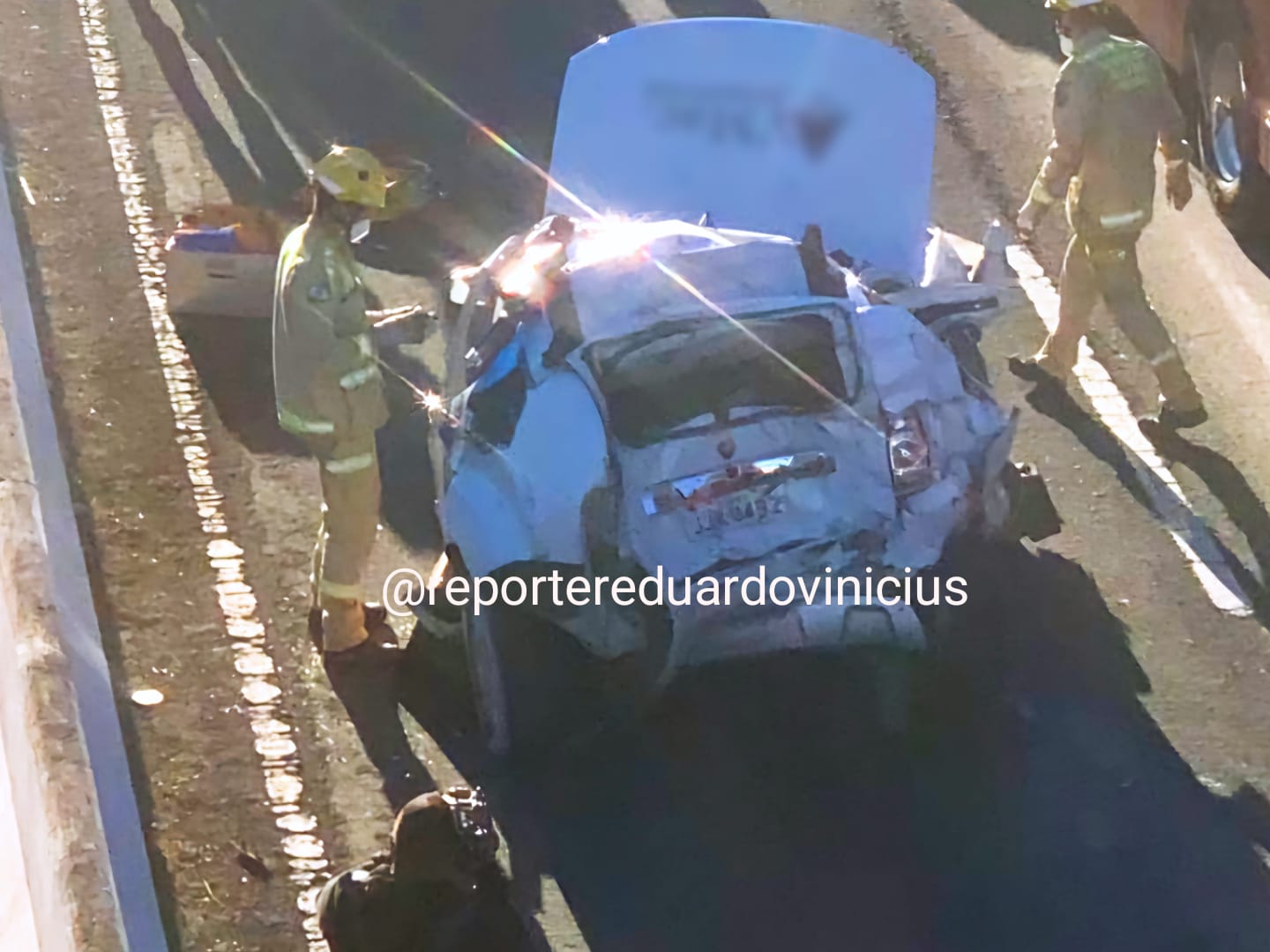 carro-fica-destruido-ao-ser-atingido-por-carreta,-e-homem-fica-preso-entre-as-ferragens
