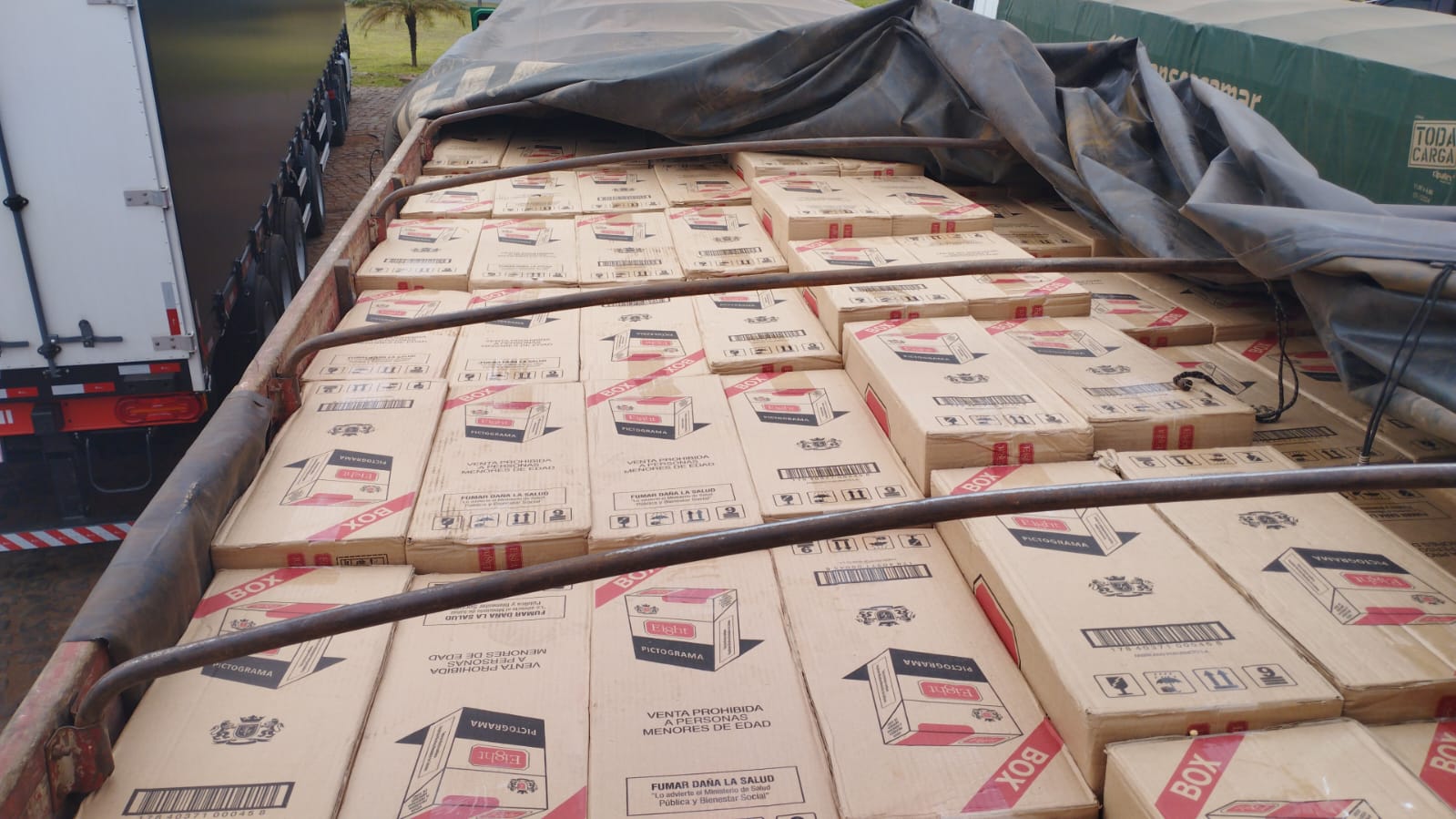 motorista-e-detido-com-carga-de-350-mil-macos-de-cigarros-contrabandeados-em-caminhao