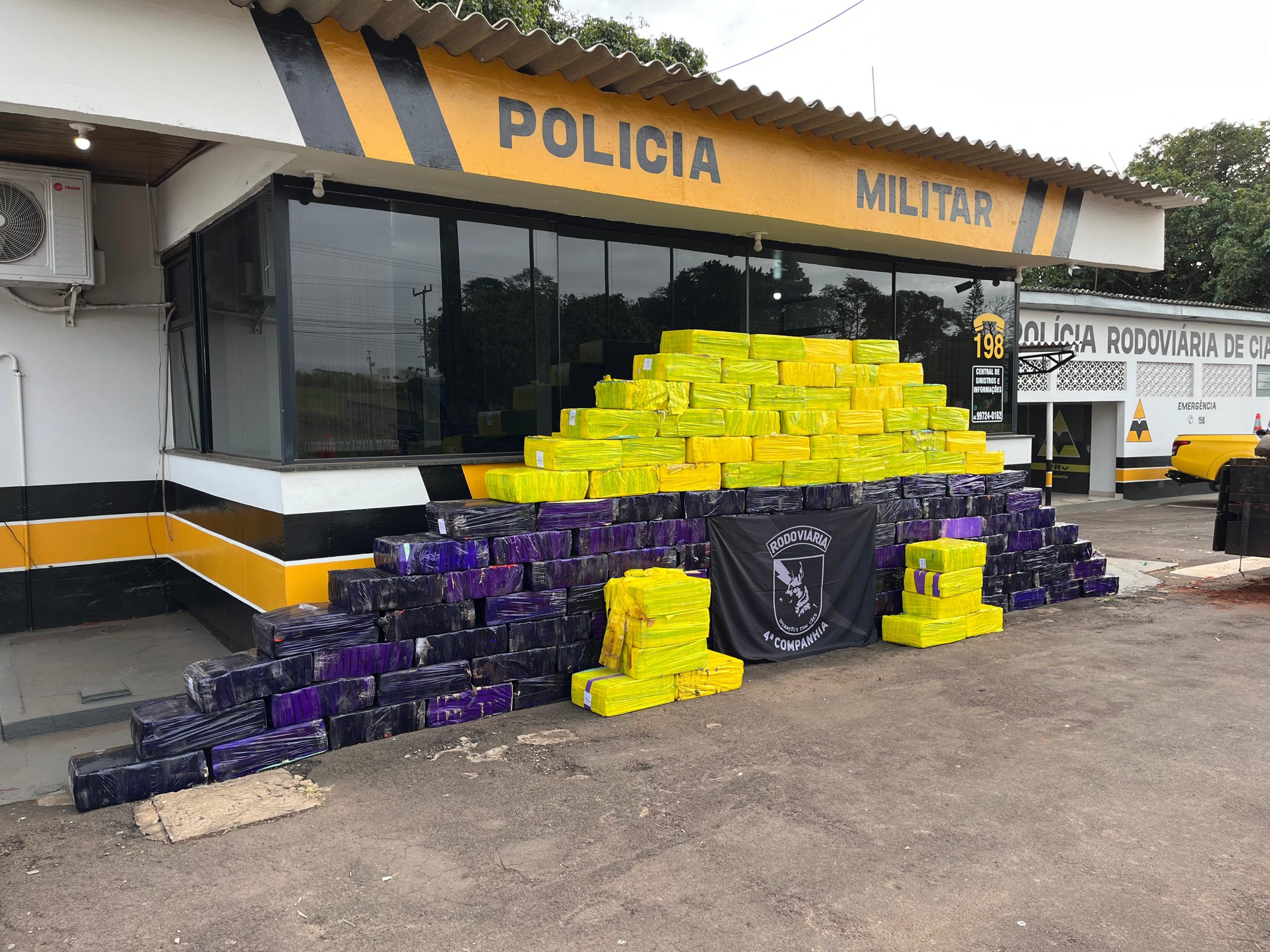 video:-apos-perseguicao,-motorista-e-preso-com-cerca-de-tres-toneladas-de-maconha-em-caminhao