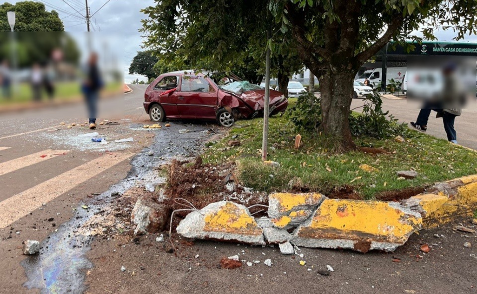 casal-fica-ferido-apos-condutor-perder-o-controle-da-direcao-e-tombar-veiculo