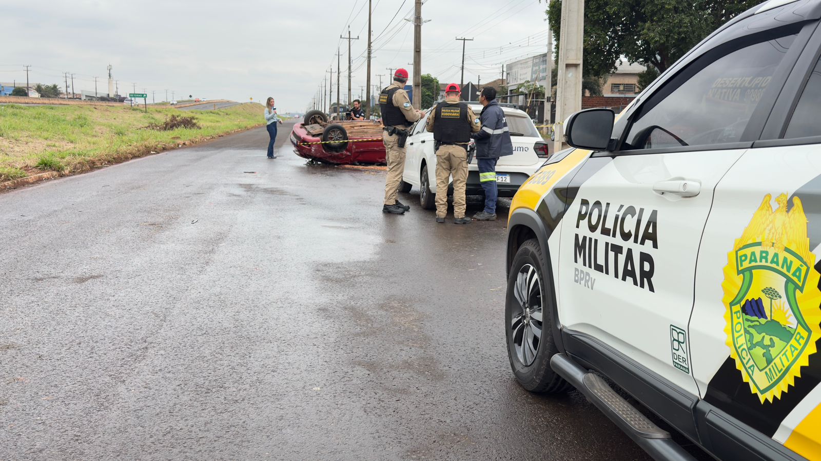 mulher-perde-o-controle-da-direcao,-e-capota-carro-na-pr-323