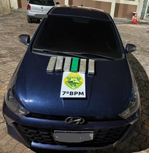 apos-denuncia,-pm-apreende-veiculo-abandonado,-com-tabletes-de-maconha,-em-estrada-rural