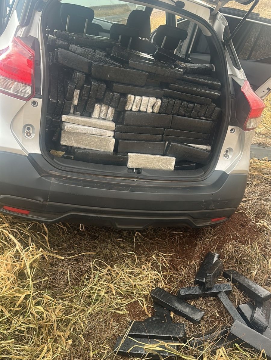 apos-tentativa-de-fuga,-motorista-e-preso-com-quase-490-quilos-de-maconha-em-veiculo