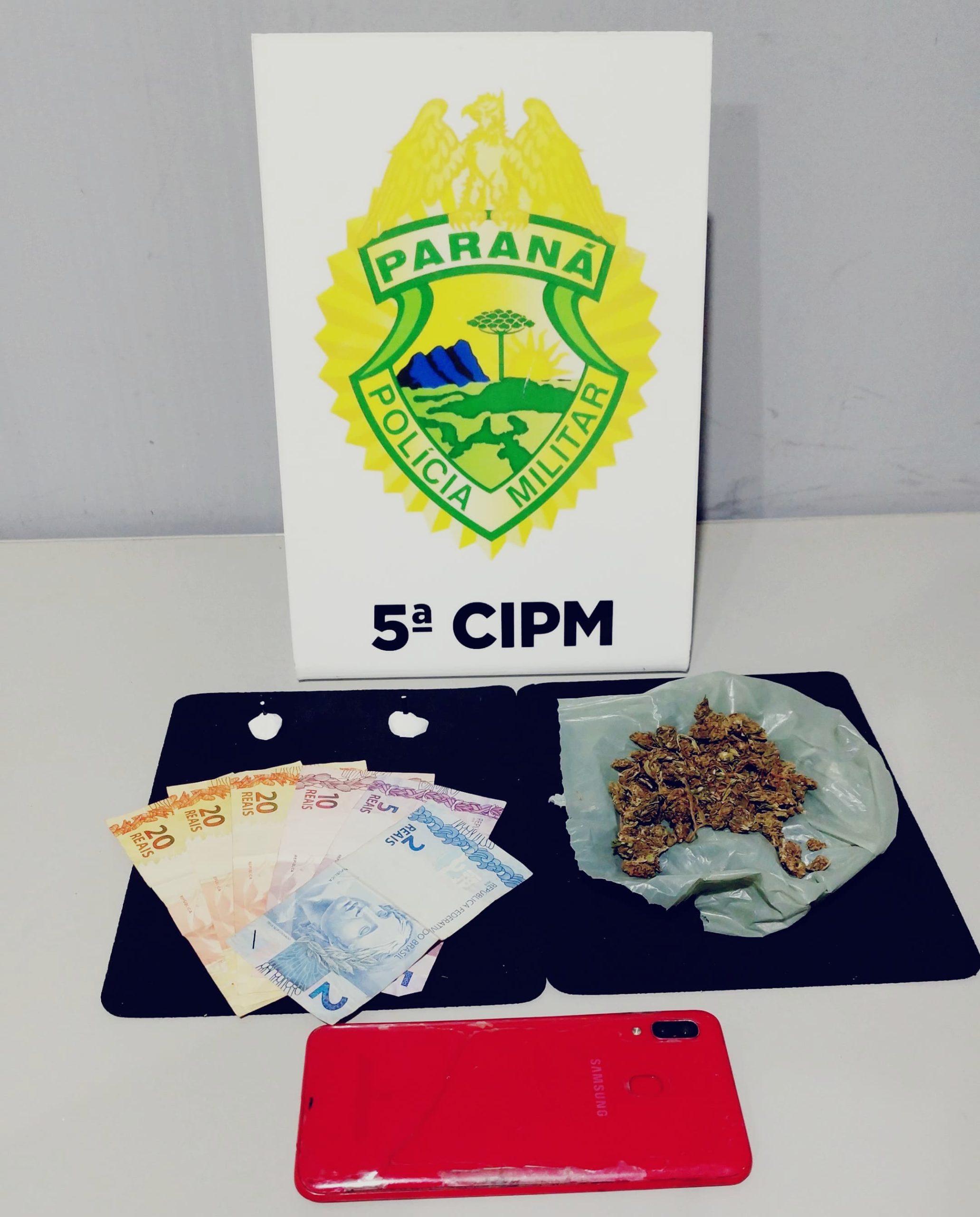 apos-denuncia,-homem-e-preso-pela-pm-com-maconha-e-cocaina,-em-cianorte