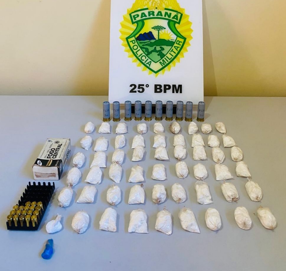 apos-abordagem,-homem-e-preso-com-mais-de-meio-quilo-de-cocaina-em-residencia