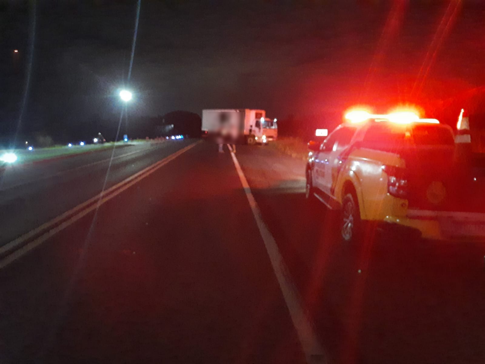motorista-fica-ferido-em-colisao-entre-carro-e-caminhao,-na-pr-323