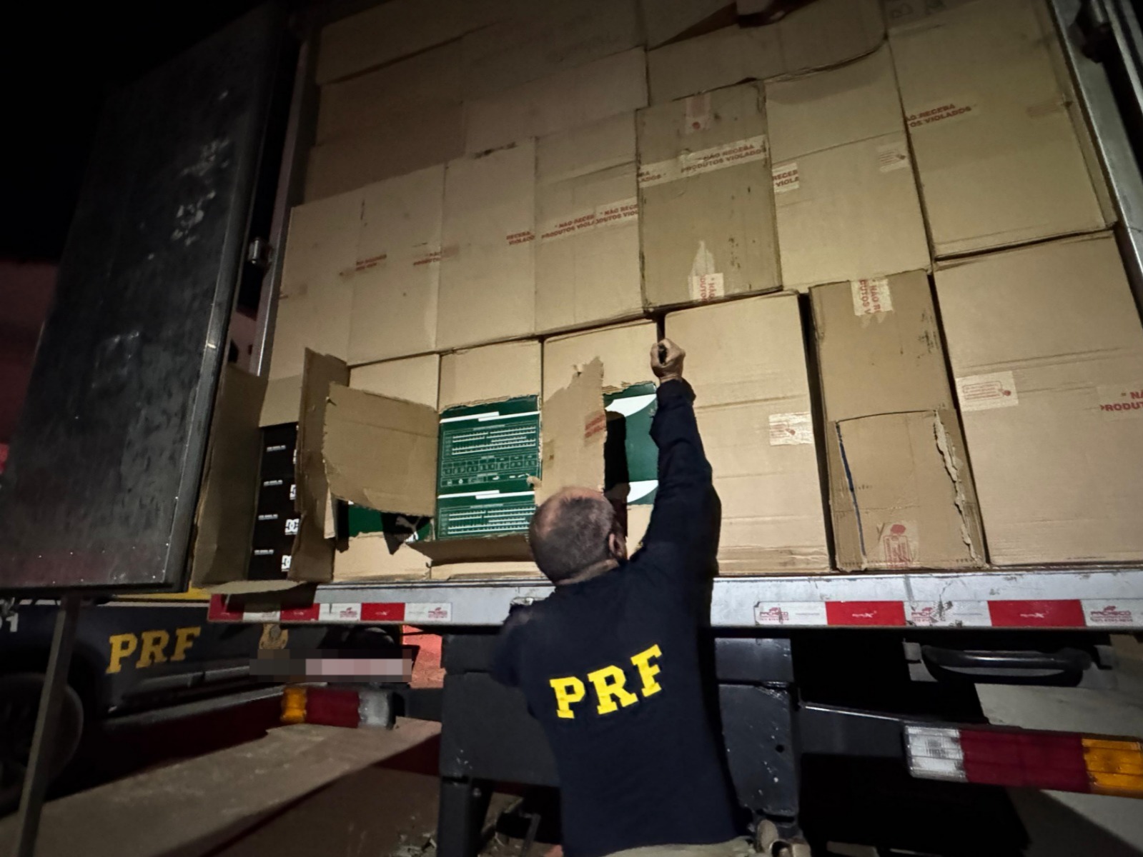 policia-rodoviaria-federal-apreende-cerca-de-15-mil-pares-de-calcados-falsificados,-em-caminhoes