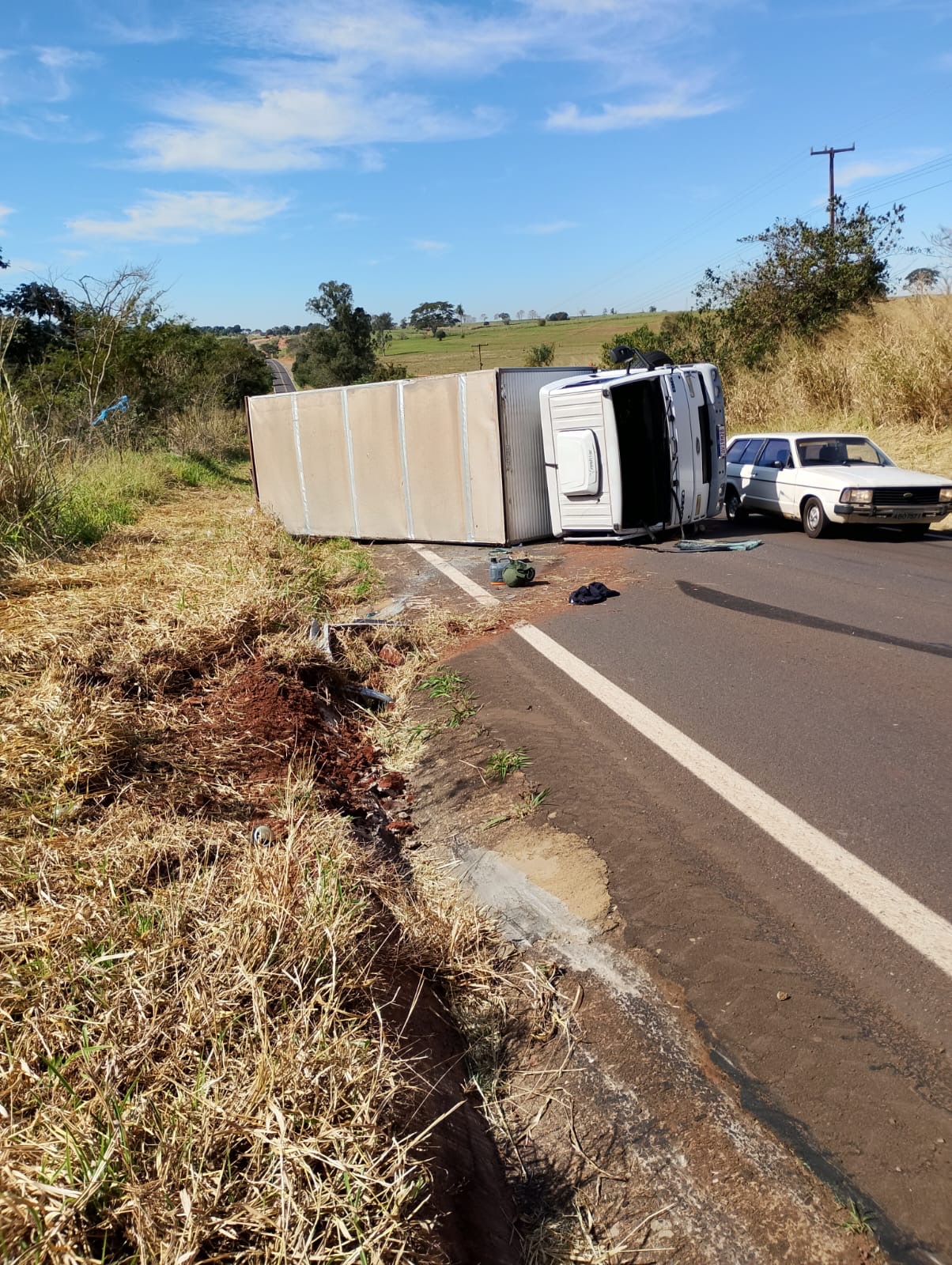 passageiro-fica-ferido-em-tombamento-de-caminhao,-na-pr-542
