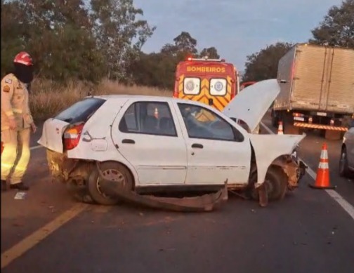 colisao-entre-dois-carros-deixa-uma-pessoa-ferida,-na-pr-323,-entre-cianorte-e-tapejara