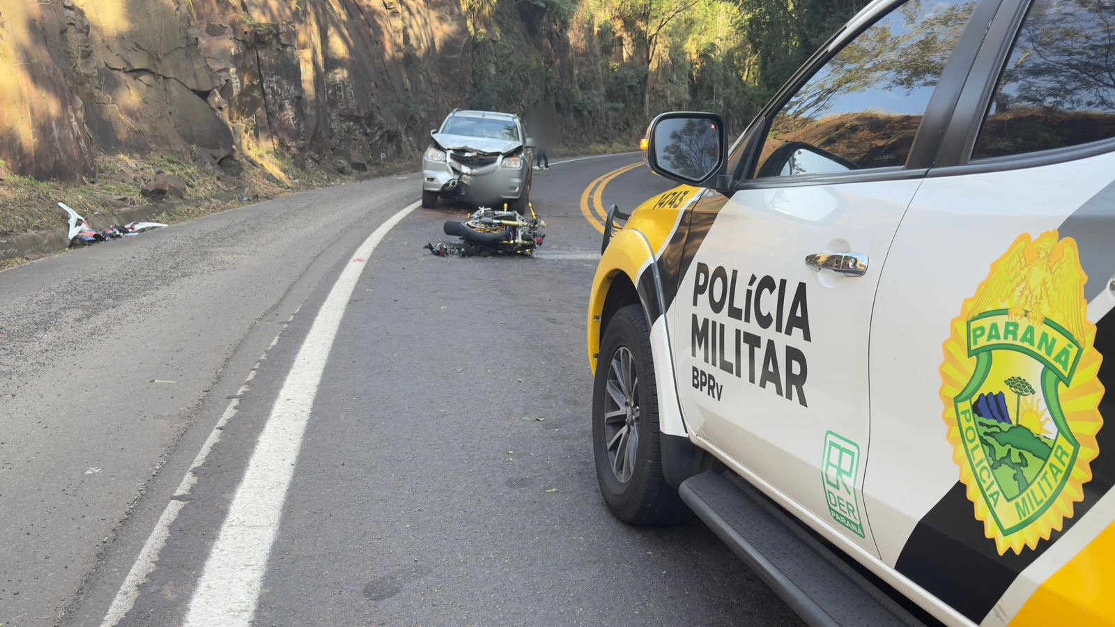 colisao-entre-carro,-caminhonete-e-motocicleta-deixa-uma-pessoa-ferida,-na-prc-487