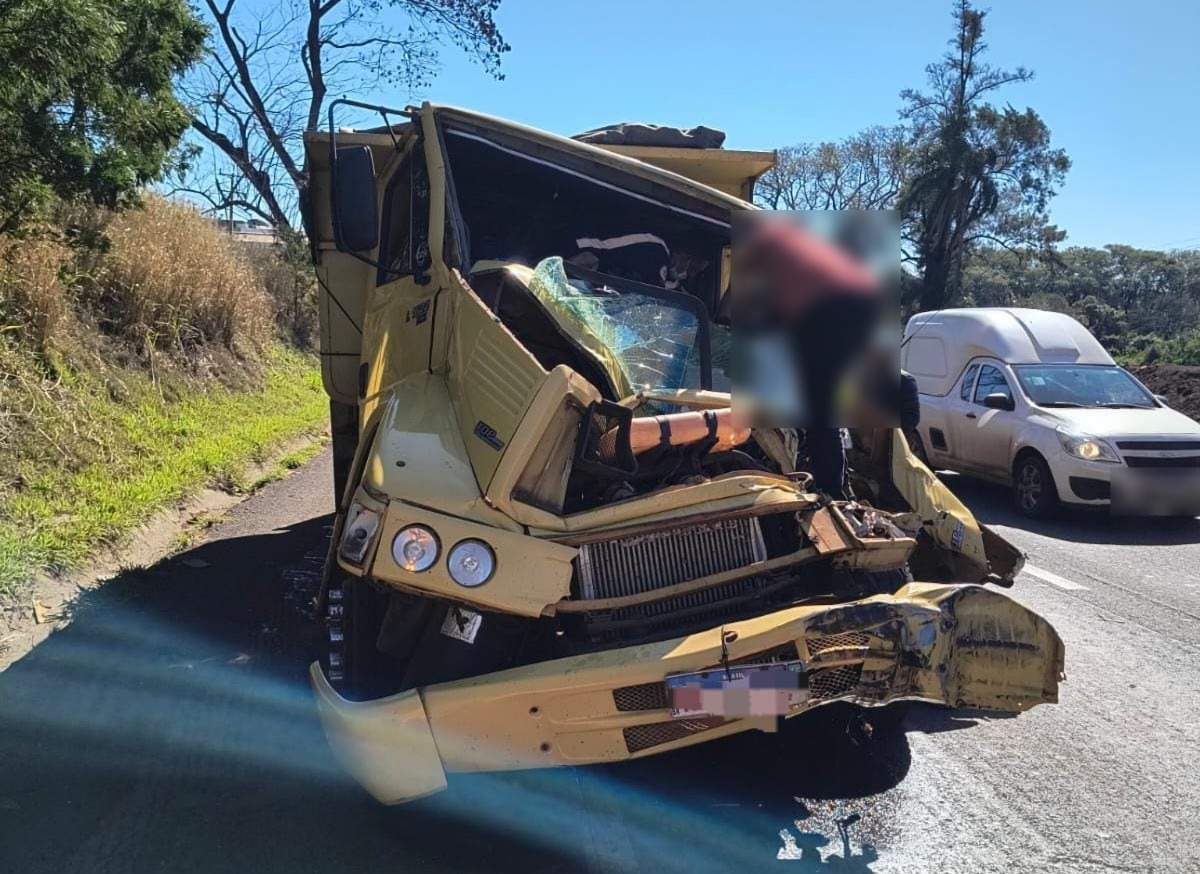 motorista-fica-preso-as-ferragens,-apos-colidir-caminhao-contra-traseira-de-carreta,-na-br-376