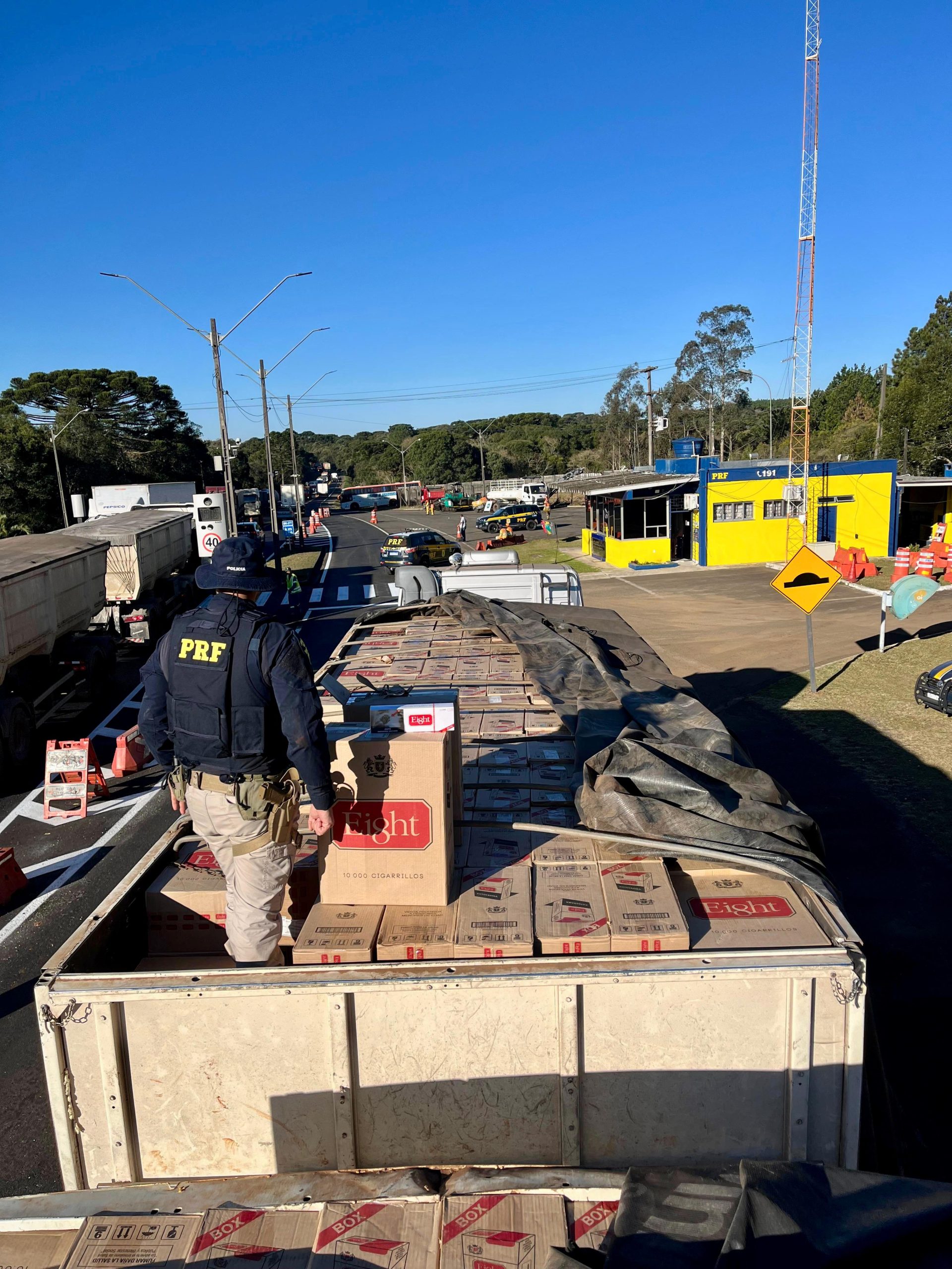 caminhoneiro-e-detido-com-830-mil-macos-de-cigarros-contrabandeados