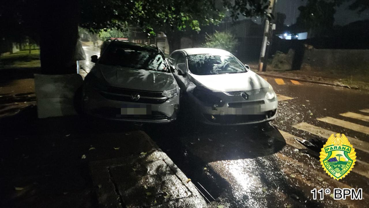 ladrao-foge-a-pe,-apos-colidir-carro-furtado-contra-veiculo-estacionado