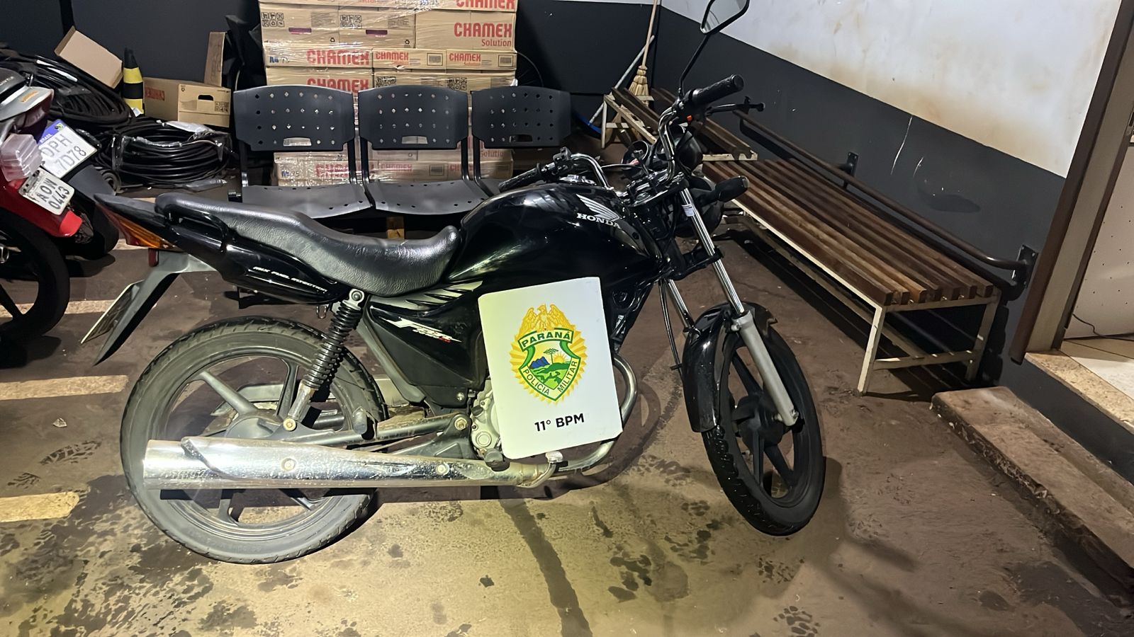 motociclista-cai-com-moto-furtada,-e-foge-a-pe,-ao-ver-viatura-policial-se-aproximando