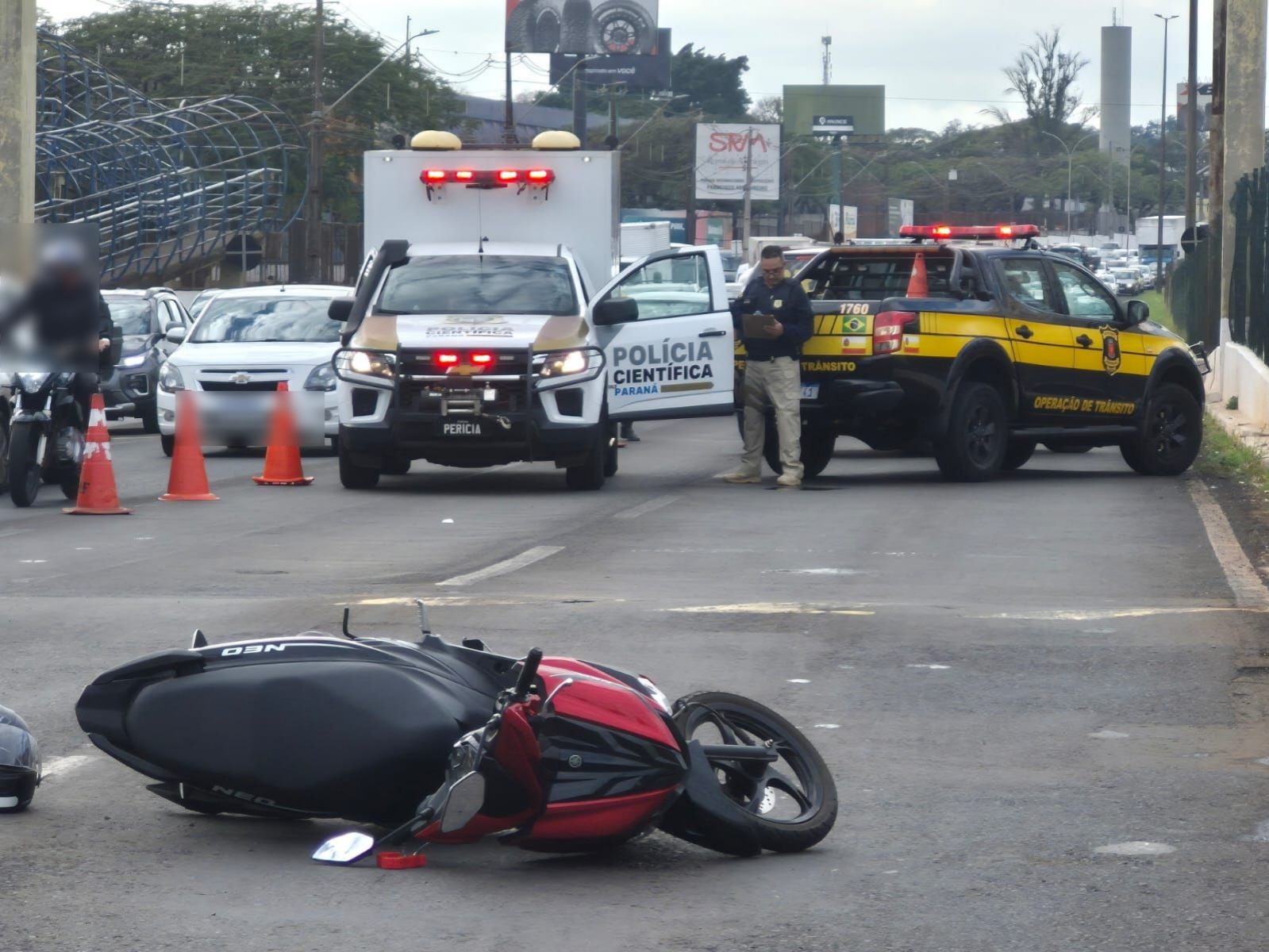 ao-passar-em-quebra-molas,-motociclista-sofre-queda-e-morre,-apos-ser-atropelado-por-caminhao