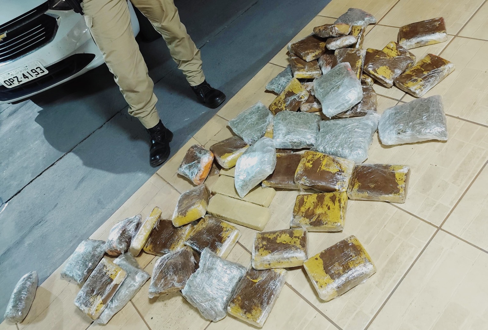 motorista-e-preso-com-quase-40-quilos-de-maconha,-escondidos-nas-portas-de-veiculo
