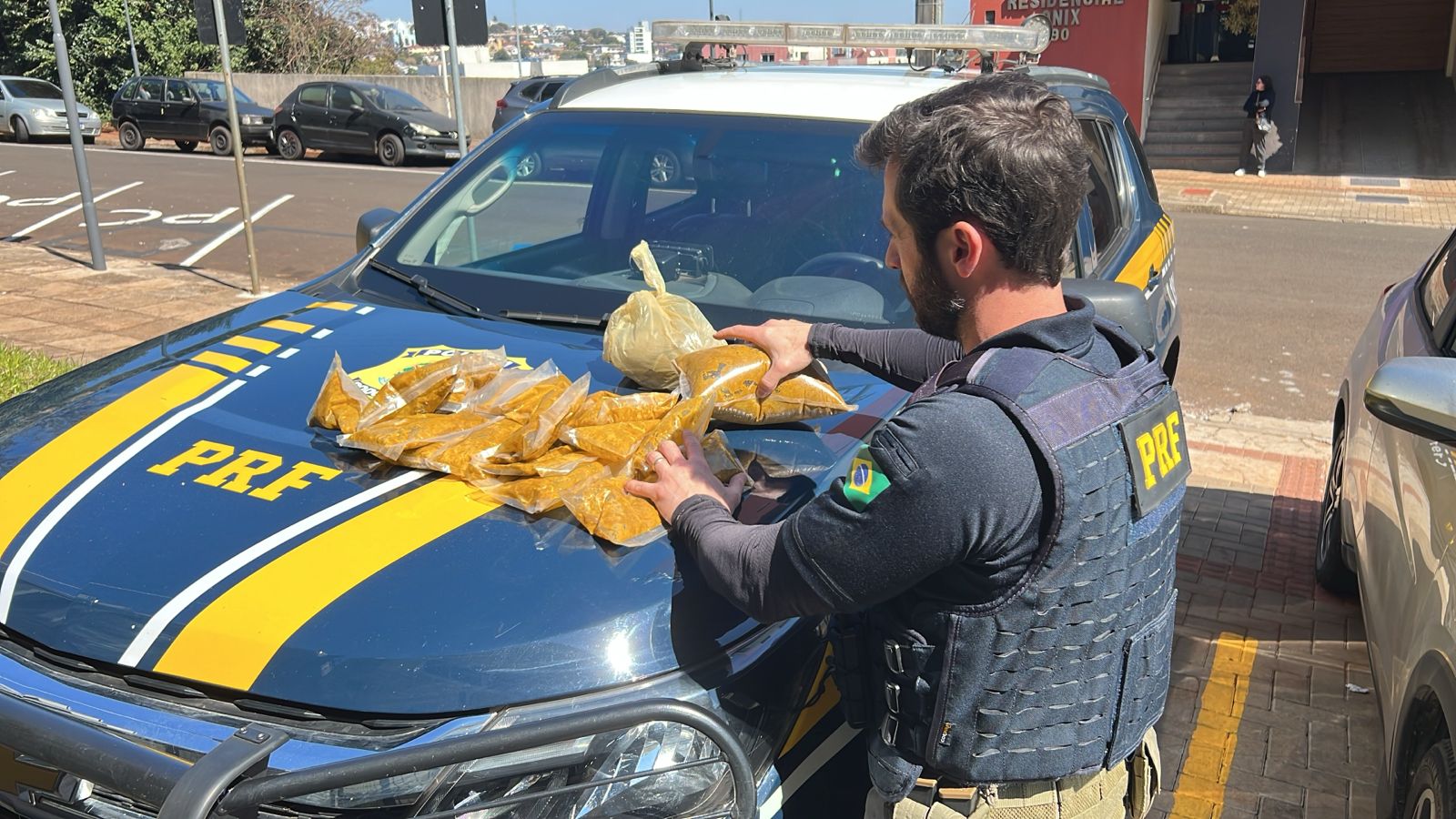 motorista-e-preso-com-mais-de-300-kg-de-maconha-e-haxixe-em-veiculo