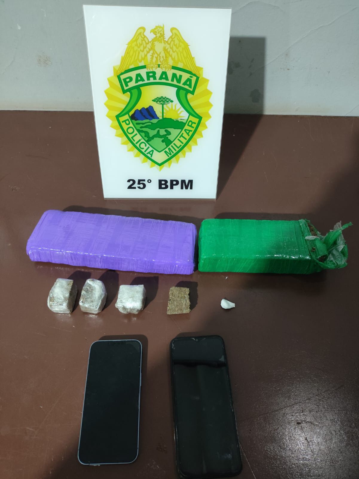 apos-denuncia,-pm-apreende-maconha-e-cocaina-e-encaminha-dois-jovens-para-a-delegacia