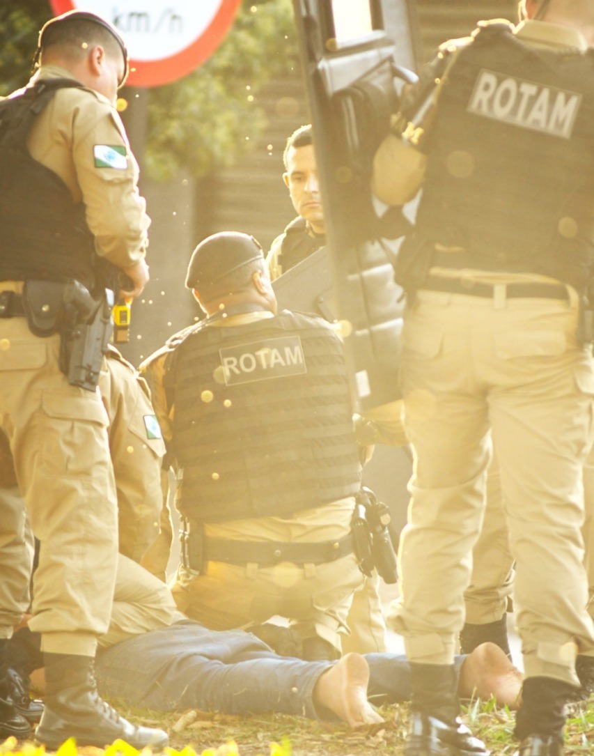 em-surto-psicotico,-e-armado-com-facoes,-homem-mobiliza-equipes-policiais
