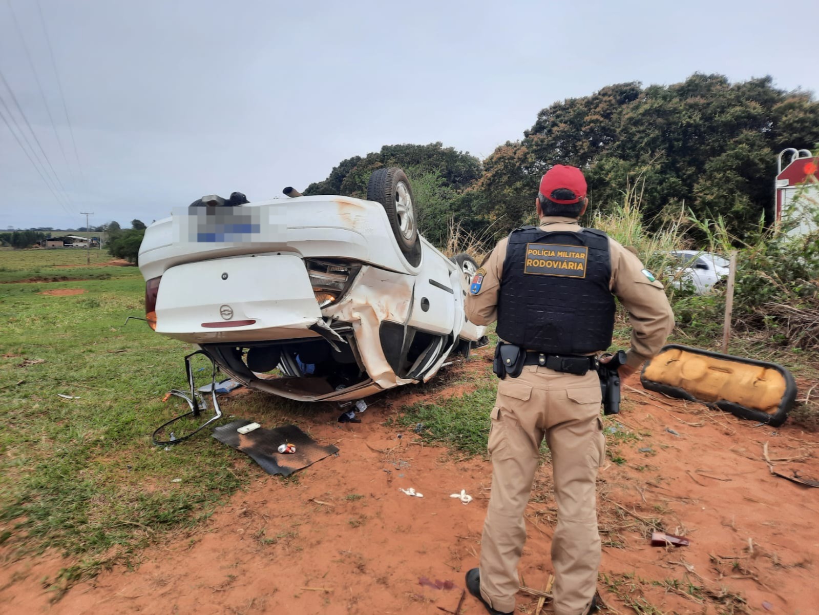tres-pessoas-ficam-feridas-em-capotamento-de-veiculo,-na-rodovia-pr-576