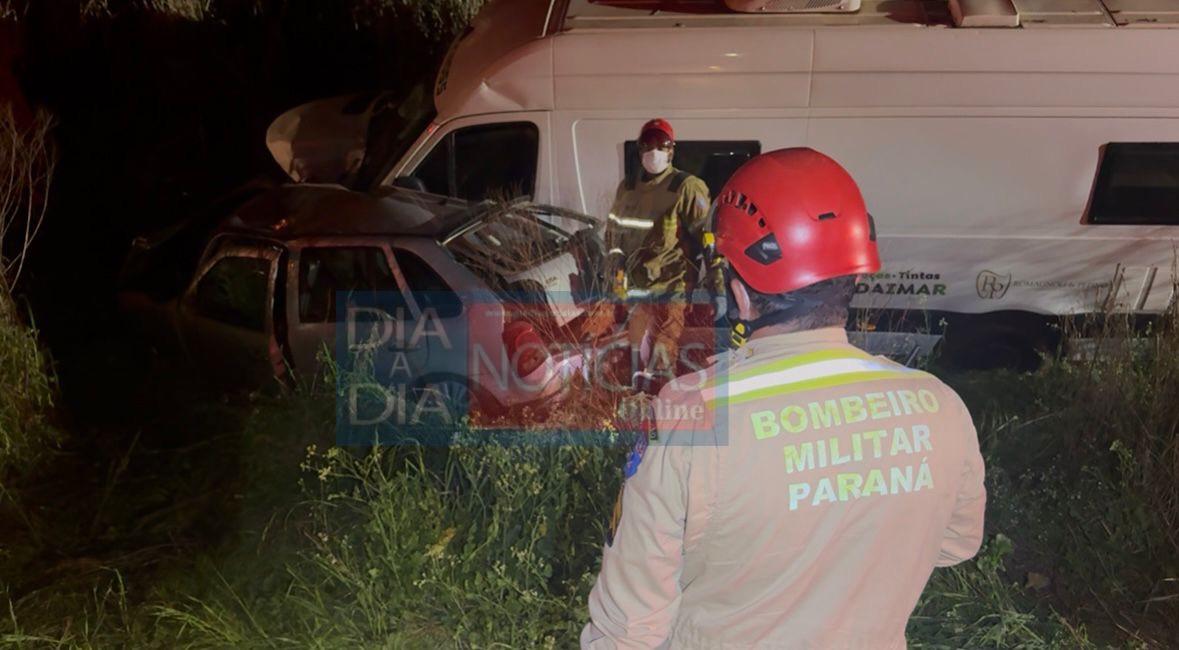 mulher-morre-em-violenta-colisao-entre-carro-e-van,-na-prc-487