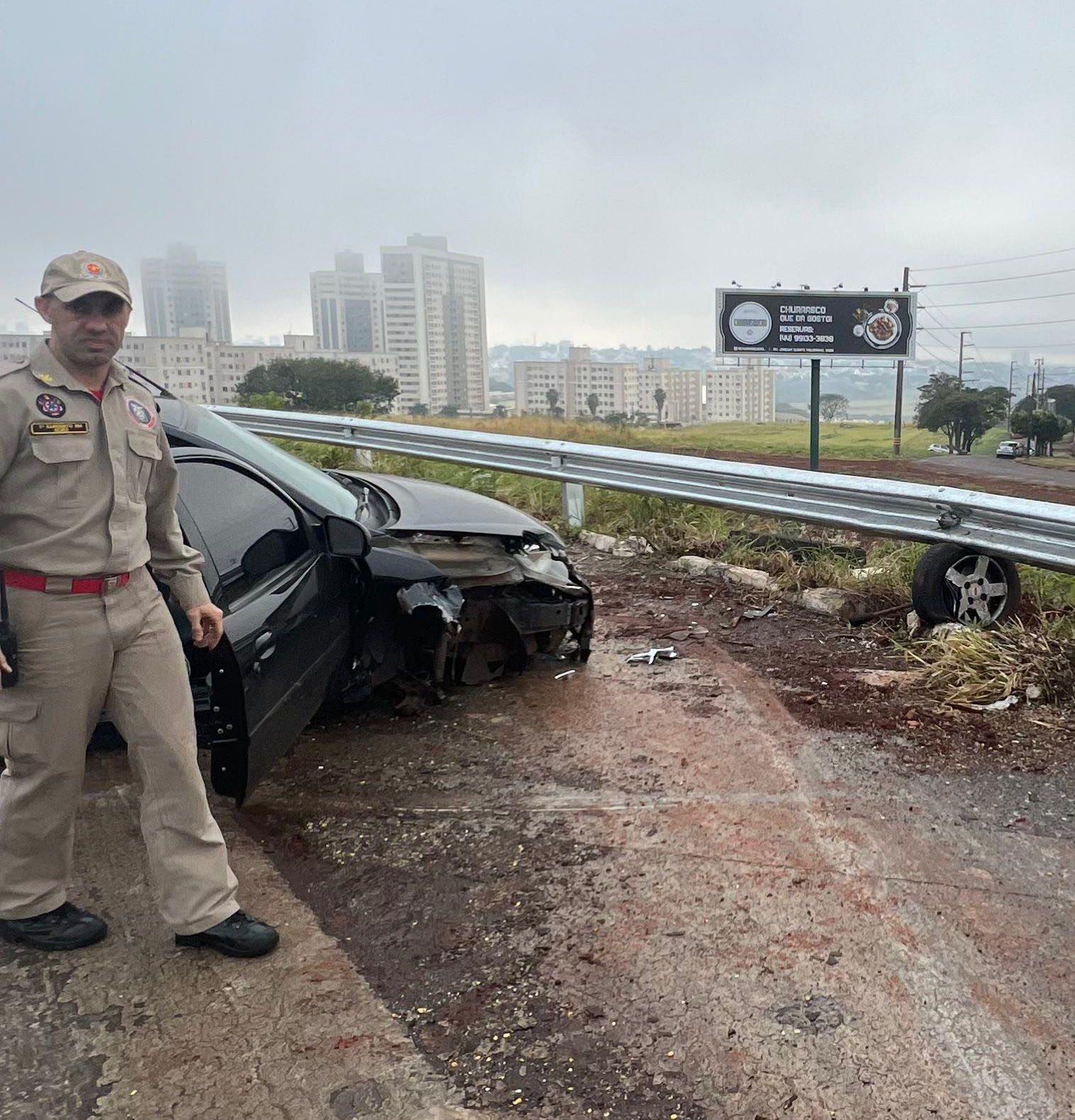 pista-molhada-provoca-aquaplanagem-de-carro,-na-rodovia-pr-323
