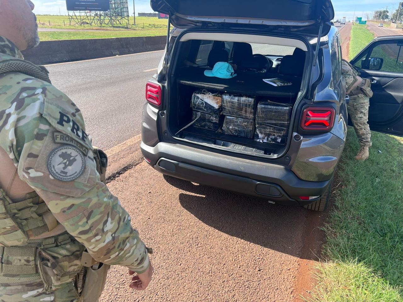 apos-tentativa-de-fuga,-motorista-e-preso-com-quase-200-quilos-de-maconha-em-veiculo-roubado