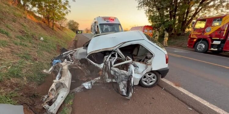colisao-entre-carreta-de-dupla-sertaneja-e-carro,-deixa-duas-pessoas-feridas,-na-br-369