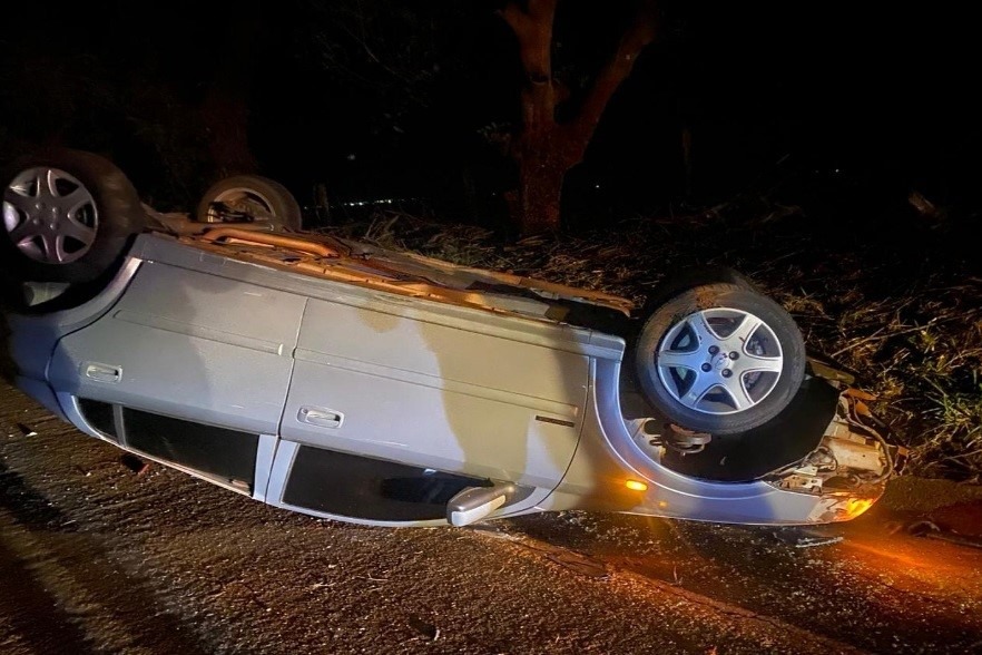 para-nao-atropelar-ciclista,-casal-capota-carro-na-rodovia-pr-490
