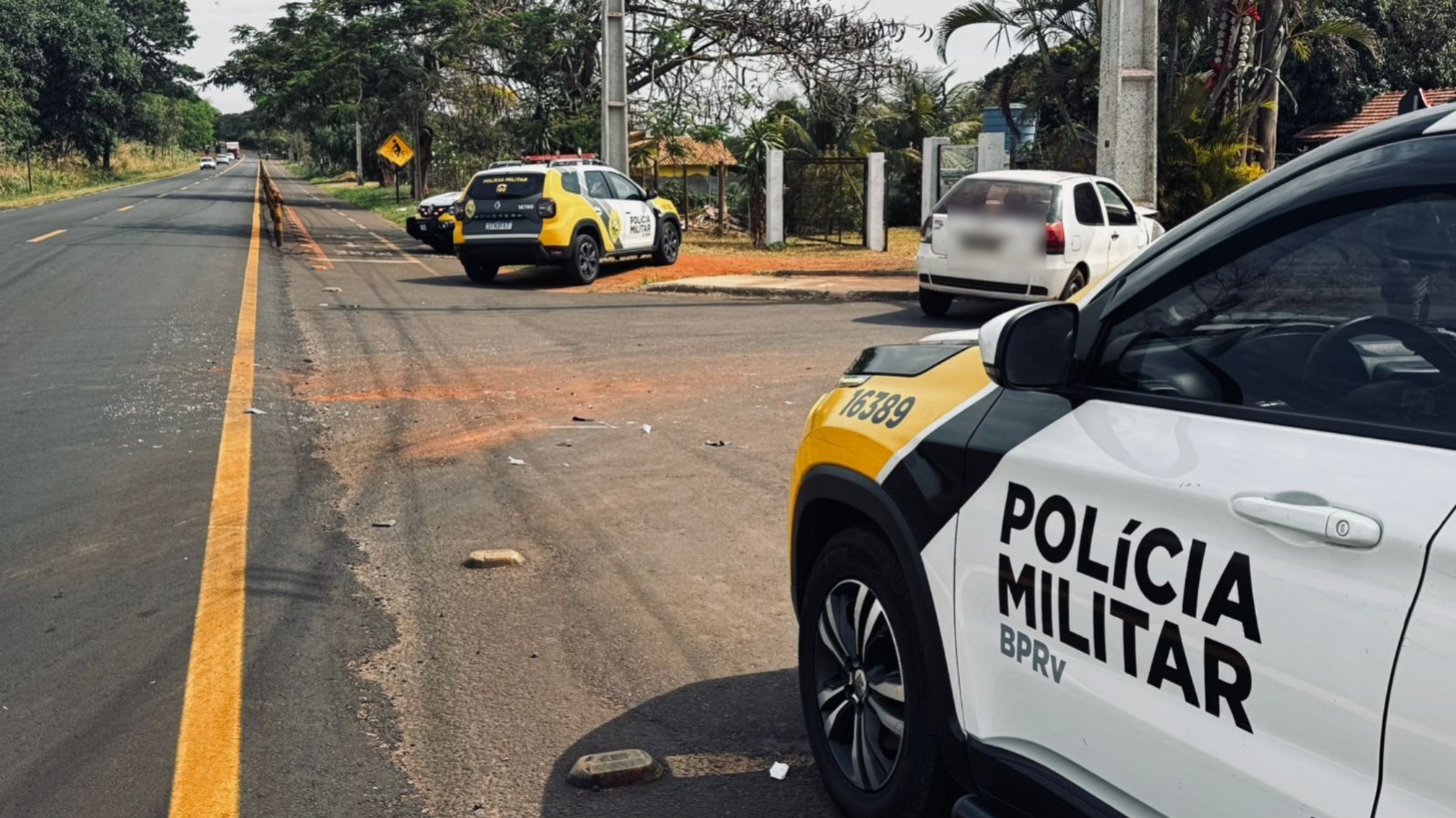 colisao-envolvendo-carro-e-duas-motocicletas,-deixa-duas-pessoas-feridas,-na-pr-464