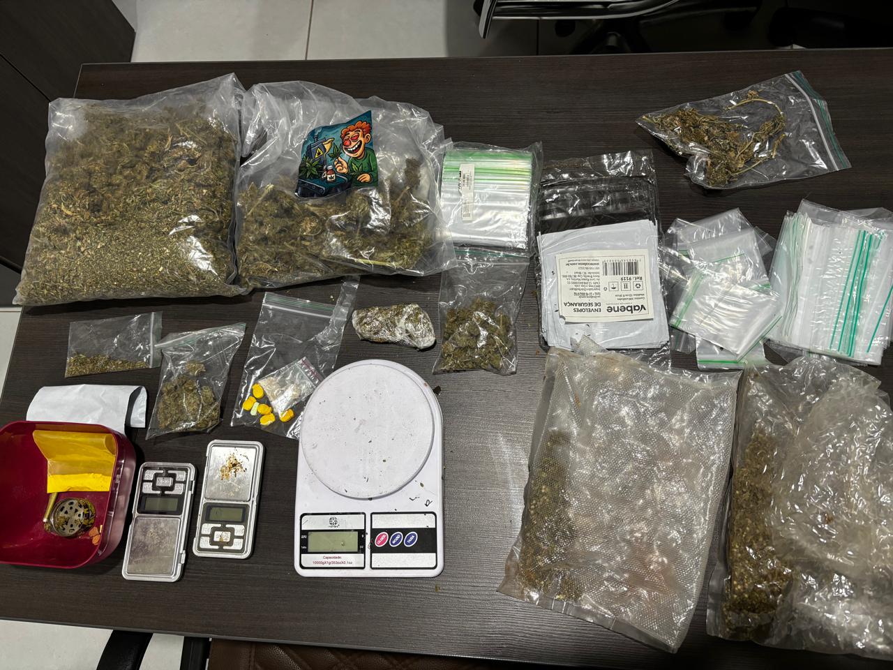 policia-civil-cumpre-mandados-e-apreende-drogas-e-materiais-usados-no-trafico